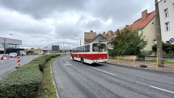 Autobus Jelcz M-11 i tramwaj typu 6ZGTW "Helmut" wożą pasażerów w Gorzowie