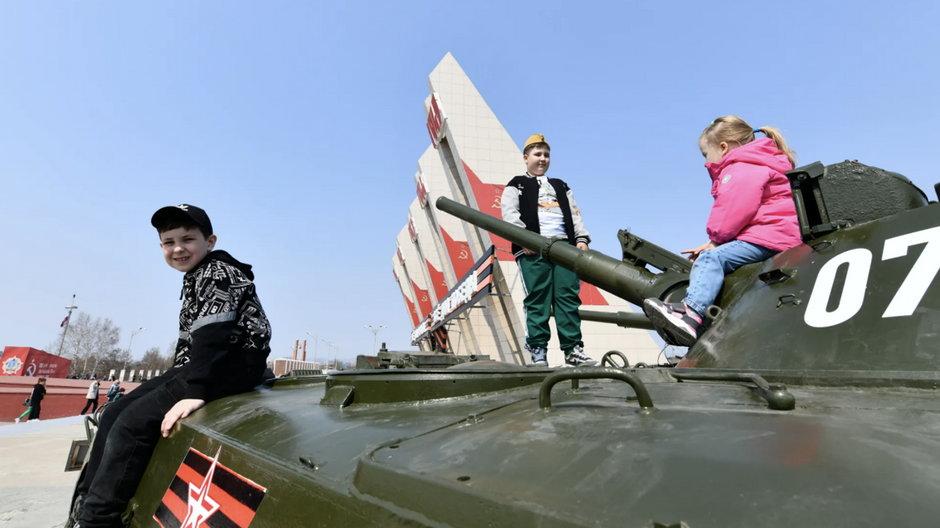 Dzieci na pomniku bohaterstwa mieszkańców Czyty podczas II wojny światowej. Czyta, 9 maja 2023 r.