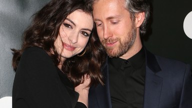 Piękna Anne Hathaway na premierze filmu. Aktorce wyjątkowo towarzyszył mąż