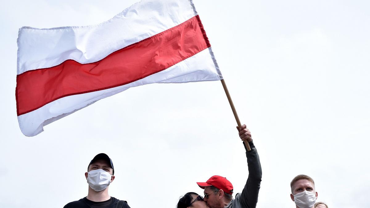 Białorusini czekają w kolejce, by podpisać listy poparcia dla kandydatów opozycji, Mińsk, 7 czerwca 2020 r. Fot. Sergei Gapon/AFP/East News