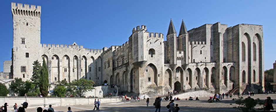 Palais des Papes to dawna rezydencja głów Kościoła wzniesiona w czasach kiedy to Awinion pełnił rolę Stolicy Apostolskiej. Liczący ponad 15 tys. m kw. powierzchni pałac należy do największych gotyckich budowli zamkowych w Europie. Wraz z przylegającą katedrą Notre-Dame, tworzy monumentalny kompleks architektoniczny, którego dopełnieniem jest częściowo zachowany most Pont Saint-Bénézet na rzece Rodan