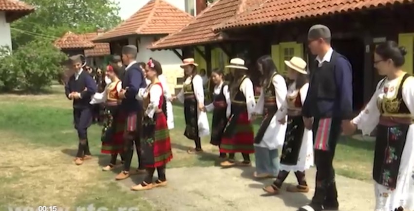 Grupa kineskih turista posetila je selo Leušići kod Gornjeg Milanovca radi upoznavanja srpske tradicije