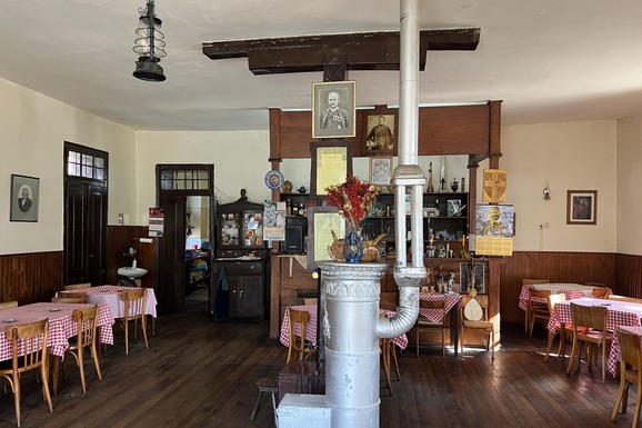 KAFANA KOJA PRKOSI VREMENU 100 godina ukusa, tajni i KRALJEVSKIH GOSTIJU U SRCU ŠUMADIJE