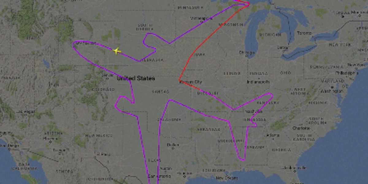 Zamiast latać w kółko, piloci doświadczalni Boeinga podeszli do 18-godzinnego lotu kreatywnie. Narysowali kontur Dreamlinera nad USA