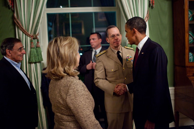 Biały Dom, kilka godzin po akcji w Pakistanie, 1 maja 2011 r. Prezydent Obama przyjmuje gratulacje od adm. Mullena. Tyłem do kamery stoi Hillary Clinton, pierwszy z lewej dyrektor CIA Leon Panetta 