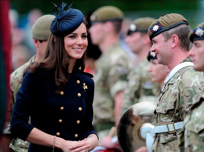 Było to pierwsze wystąpienie Catherine, która od ślubu z Williamem jest księżną Cambridge, podczas uroczystości wojskowej.
