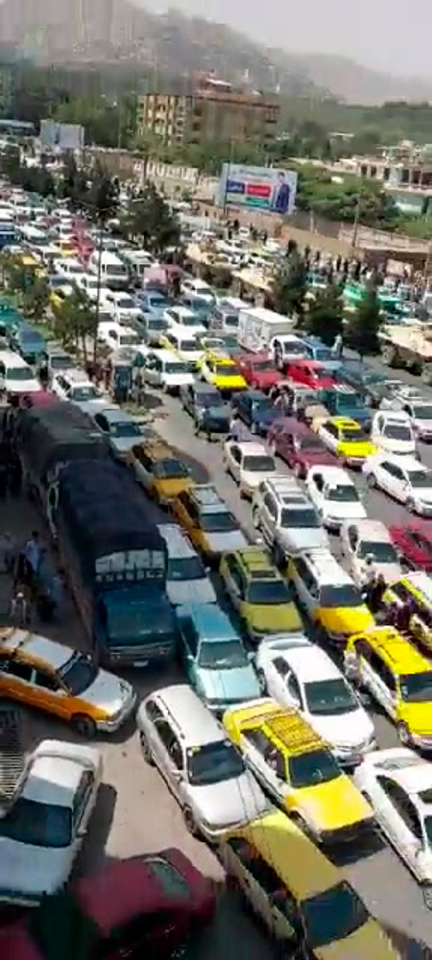 Kabul. Chaos na lotnisku. W tle słychać strzały i krzyk ludzi