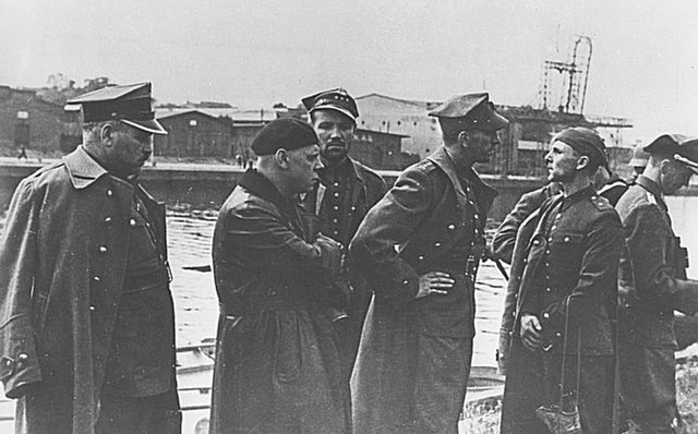 Oficerowie z Westerplatte po kapitulacji bazy, wrzesień 1939 r. Od lewej chor. Edward Szewczuk, por. Stefan Grodecki, kpt. Mieczysław Słaby, kpt. Franciszek Dąbrowski, i por. Zdzisław Kręgielski