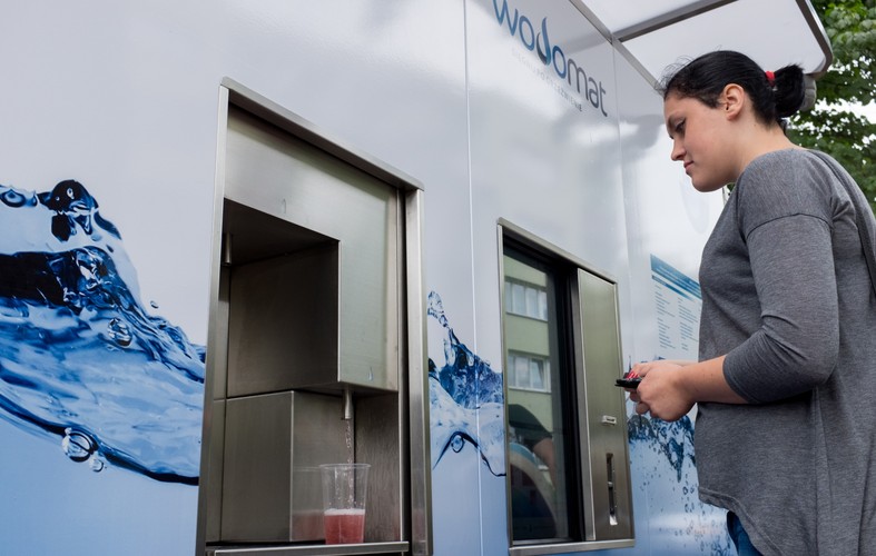 W przypadku własnych naczyń maksymalnie można napełnić 19-litrowy pojemnik.<br><br>fot. (dw) PAP/Andrzej Grygiel