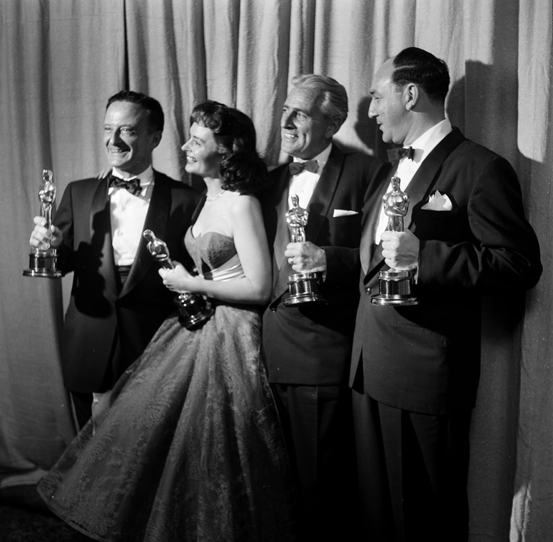 Reżyser Fred Zinnemann z aktorką Donną Reed, producentem Buddym Adlerem i scenarzystą Danielem Taradashem [1954]