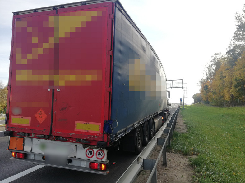 Ukraińska ciężarówka przewożąca źle zabezpieczone fajerwerki