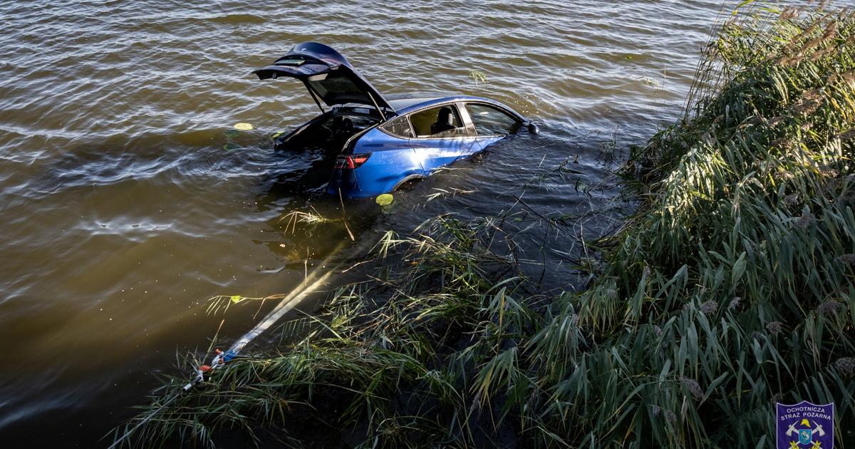  Chciał przestawić auto, ale pomylił biegi. Tesla zatonęła w jeziorze Tałtowisko