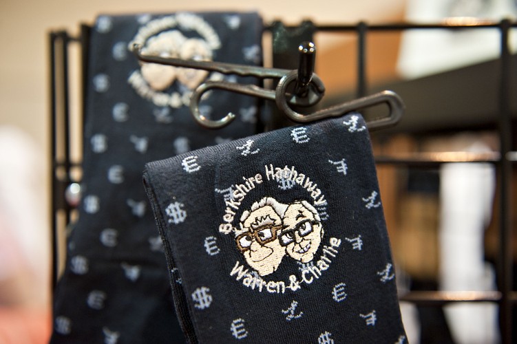 Choć większość porad Warrena Buffeta ma dość konserwatywny charakter, to jednak w tym wypadku sprawa wygląda nieco inaczej. Amerykański biznesmen jest zwolennikiem chwytania wszystkich możliwości i szans, które się przed nami pojawiają. W taki sposób opisał funkcjonowanie swojej firmy: „Nie robimy zbyt wielu rzeczy, ale kiedy tylko nadarzy się szansa, aby zrobić coś wielkiego i właściwego, to zawsze z niej korzystamy. Robienie czegokolwiek bez 100 procentowego zaangażowania jest tak samo bezsensowne, jak niepodejmowanie się tego w ogóle. Musisz chwytać każdą okazję, która się nadarzy, ponieważ nie otrzymasz kolejnych pięciuset” – podkreśla Buffet.