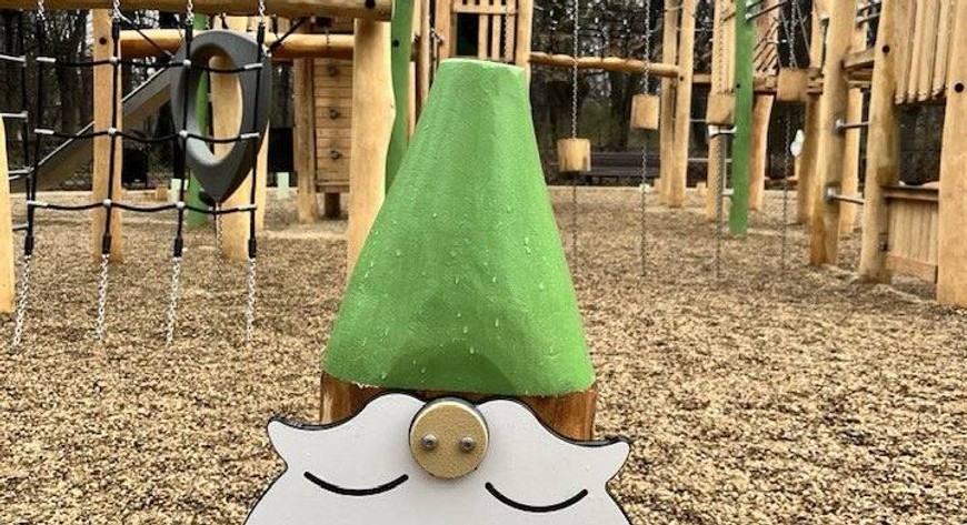 Stary plac zabaw w tym miejscu cieszył się ogromną popularnością, ale był bardzo zużyty i coraz mniej bezpieczny. Stąd te zmiany. 