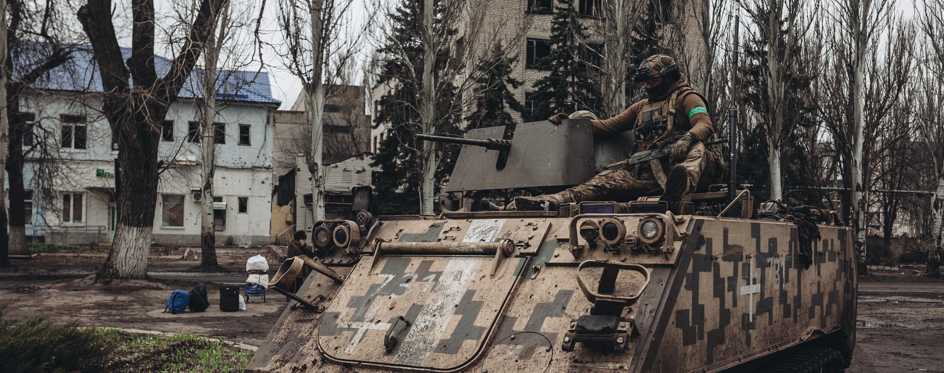 Ukraińscy żołnierze na opancerzonym pojeździe wojskowym.