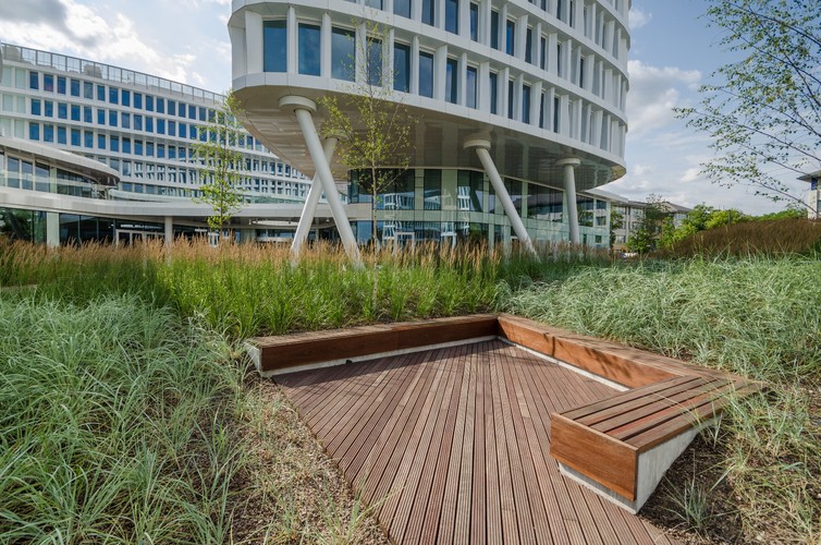 Park biznesowy Business Garden, oprócz optymalnie zaprojektowanej przestrzeni biurowej, oferuje swoim najemcom dodatkowe udogodnienia. Program Hospitality („Gościnność”) to  wachlarz usług o wysokim standardzie, które umożliwiają rekreację i wypoczynek, np. cykliczne wydarzenia kulturalne na terenie obiektu.