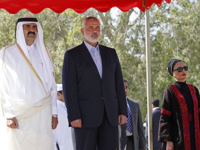 Sheikha Mozah bint Nasser al-Missned (po prawej) Sheikh Hamad bin Khalifa al-Thani