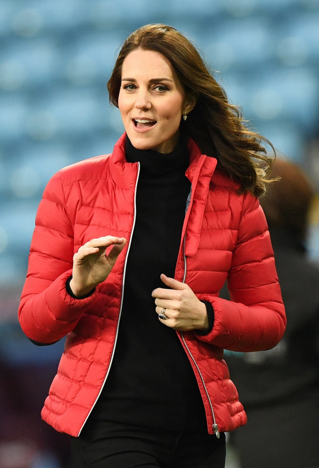 Księżna Kate Middleton w ciąży i książę Wiliam na stadionie piłkarskim drużyny Aston Villa)