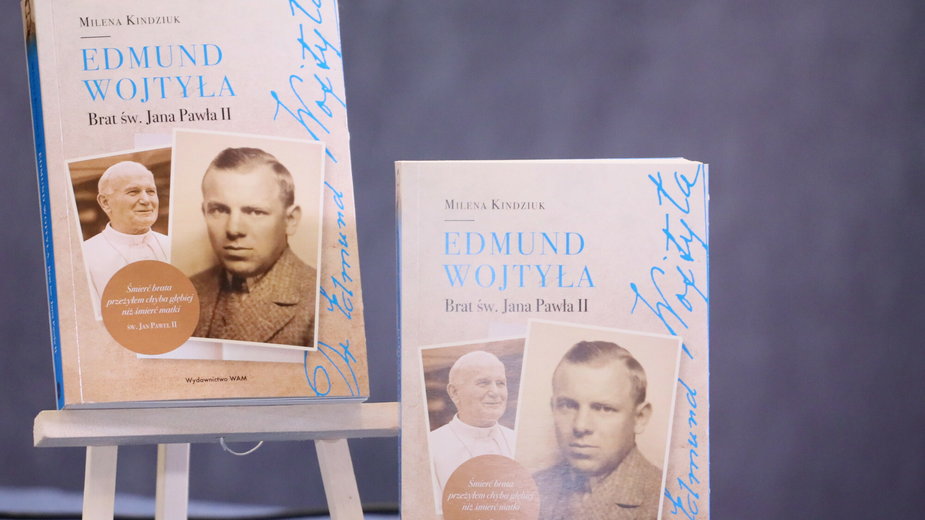 Okładka książki "Edmund Wojtyła. Brat św. Jana Pawła II" dr Mileny Kindziuk.