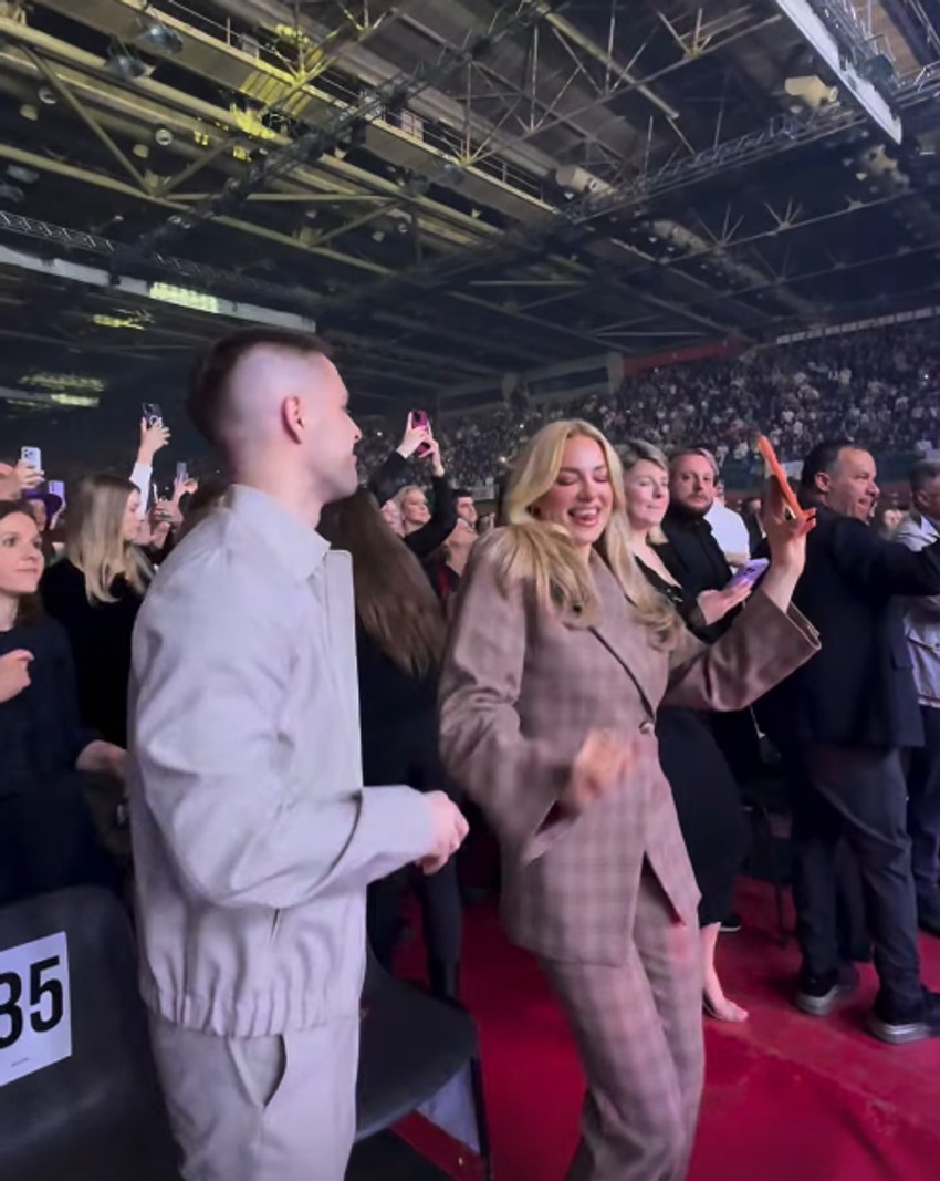 Sara sa dečkom na koncertu Zdravka Čolića