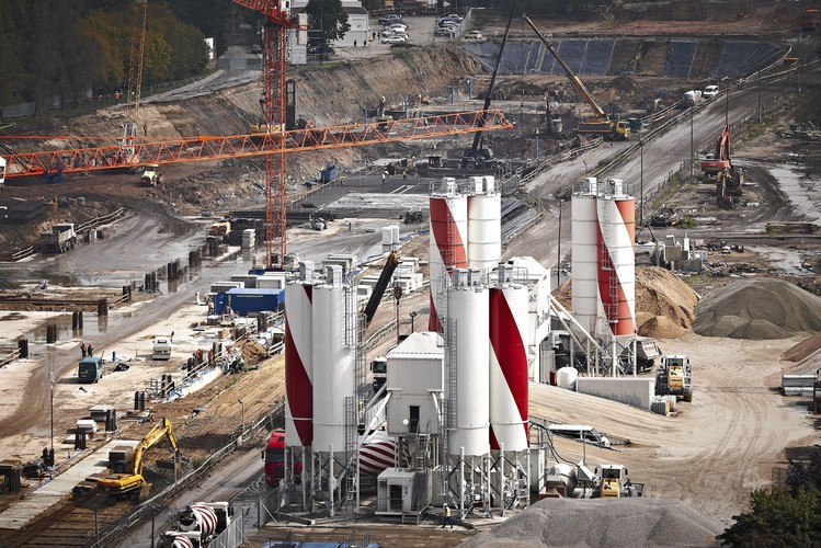 Całkowitej przebudowie ulegnie Dworzec Łódź Fabryczna. Koszt projektu jest szacowany na 2 miliardy złotych. Podzielą się nim w następujących proporcjach: PKP PLK (73 proc.), miasto Łódź (24 proc.), i PKP (3 proc.). Na zdjęciu: Widok na budowę podziemnego dworca kolejowego Łódź Fabryczna oraz Nowe Centrum Łodzi i EC1. fot.(7)