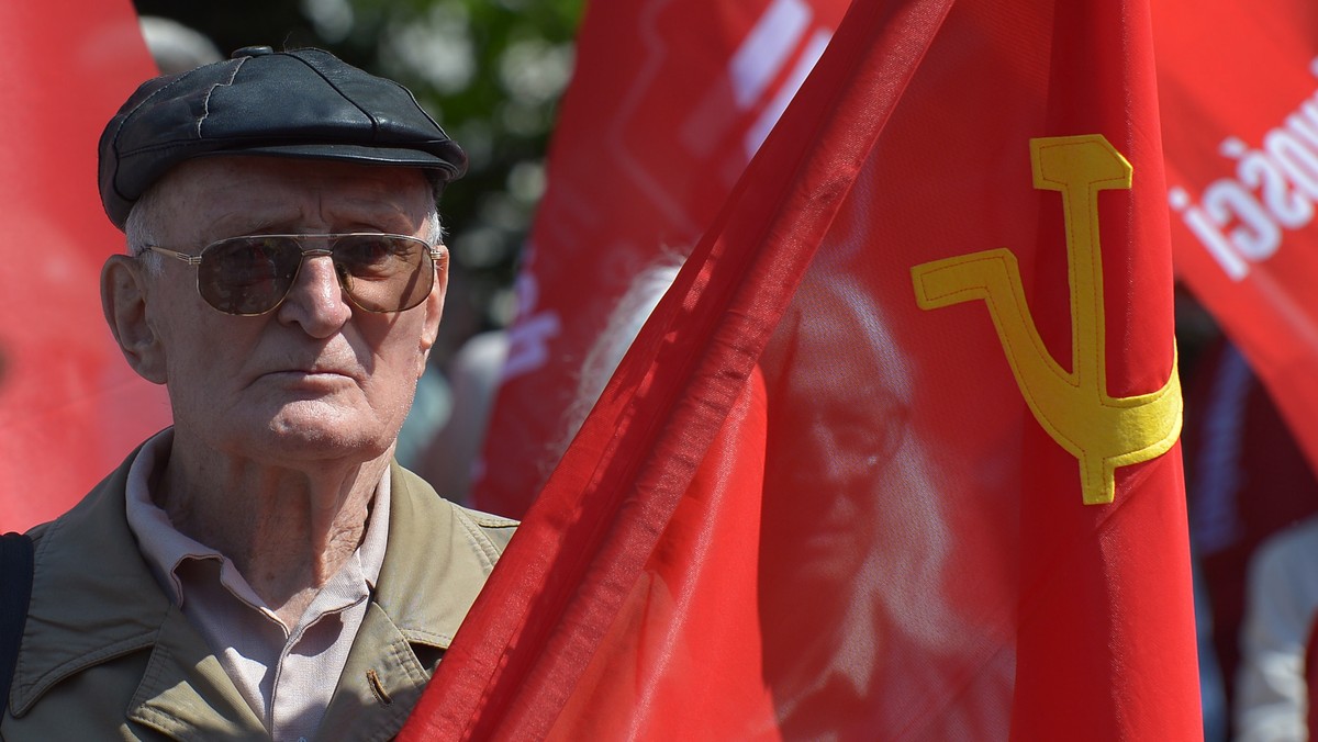 Pracy, Mieszkań, Godnej Płacy! - pod takim hasłem kilkaset osób przeszło w czwartek w Warszawie w pierwszomajowym Marszu Sprawiedliwości Społecznej zorganizowanym przez Ruch Sprawiedliwości Społecznej i Kancelarię Sprawiedliwości Społecznej.