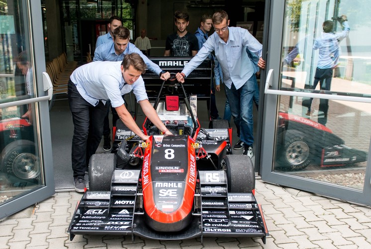 Po raz pierwszy zespół PWR Racing Team wystartował w zawodach Formuły Student w 2009 r. Wtedy przygotował wirtualny model bolidu. Od następnych zawodów w 2010 r. studenci rywalizują już na torze. Tegoroczny bolid RT08 do kolejna odsłona wyścigówki wrocławskiej grupy. <br><br>fot.  (nlat) PAP/Maciej Kulczyński