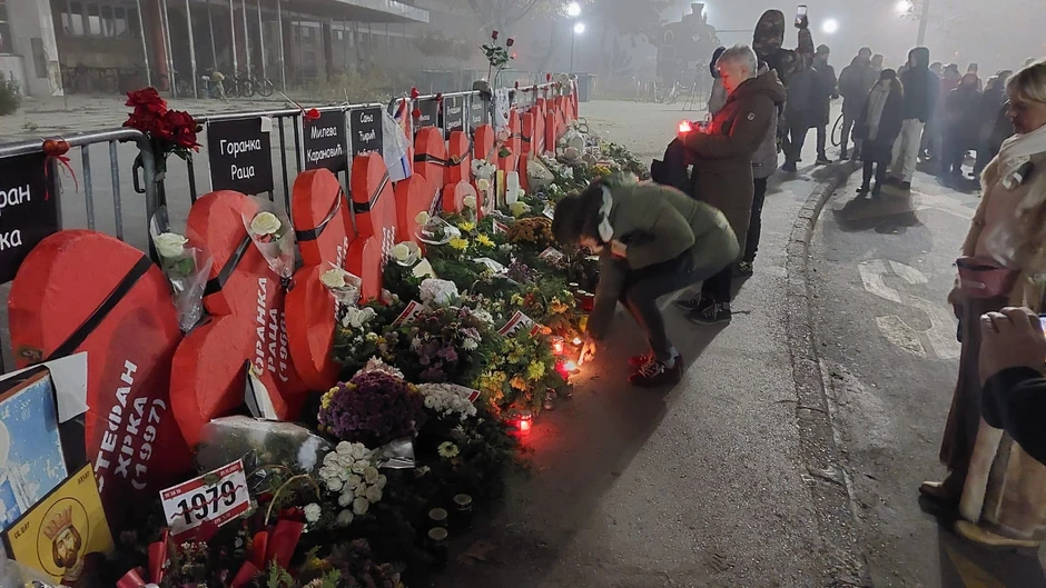 Okupljanje na Zeleznickoj stanici Novi Sad