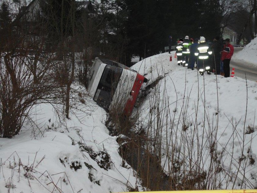 Autobus przewrócił się do strumienia