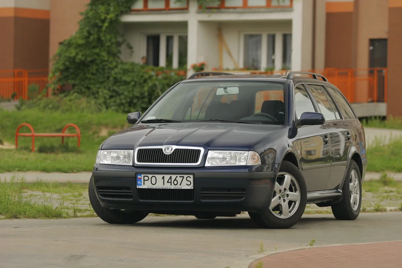 Skoda Octavia I zadebiutowała jesienią 1996 r. – początkowo jako liftback, później również w odmianie kombi.