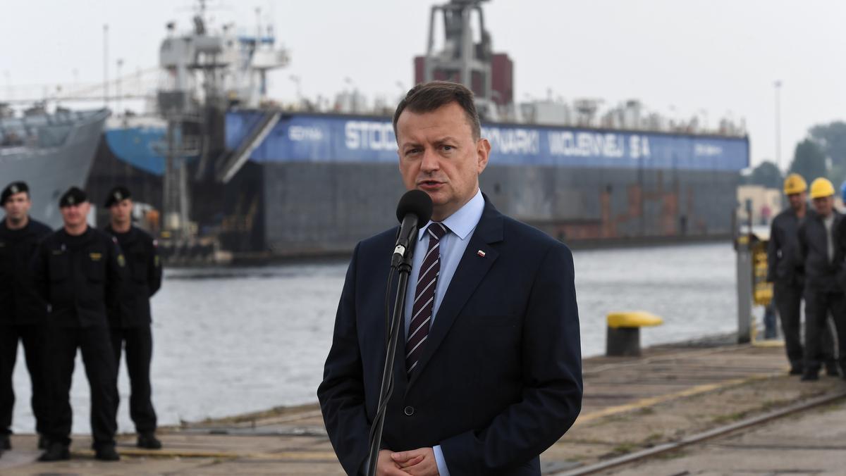 Minister obrony narodowej Mariusz Błaszczak podczas uroczystości podpisania umowy na dostawę trzech fregat typu Miecznik dla Marynarki Wojennej RP pomiędzy Inspektoratem Uzbrojenia i Konsorcjum PGZ-Miecznik.