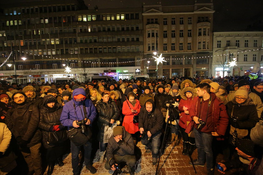 Łódź. Światełko pamięci dla Pawła Adamowicza