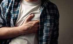 Trzy nietypowe objawy zawału serca. Jeśli to czujesz, dzwoń po pogotowie! 