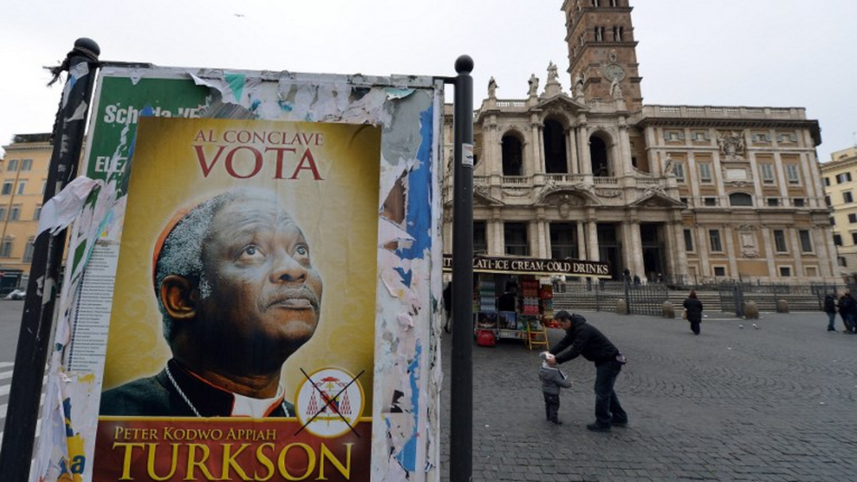 "Podczas konklawe głosujcie na Petera Kodwo Appiaha Turksona" - plakaty o takiej treści pojawiły się na ulicach Rzymu. Jasno sugerują one, iż kardynał z Ghany mógłby zostać następcą Benedykta XVI, którego posługa papieska oficjalnie zakończyła się w czwartek o godzinie 20.