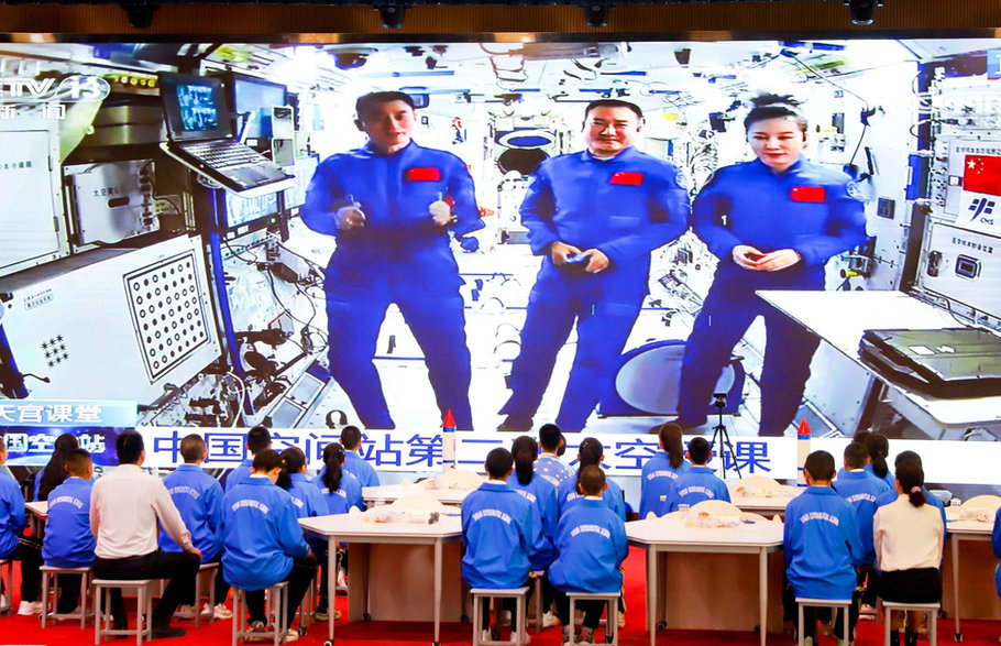 Foto: Studenci oglądają transmitowany przez telewizję wykład trzech astronautów na chińskiej stacji kosmicznej Tiangong.