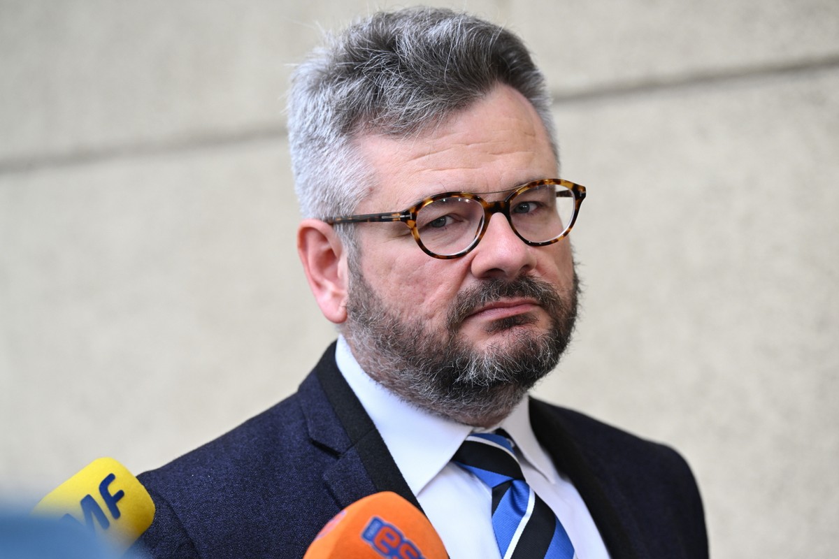 - Jeden z tych mężczyzn usłyszał on dzisiaj zarzut spowodowania wypadku śmiertelnego powiązanego z ucieczką z miejsca zdarzenia, jak również powiązanego z naruszeniem zakazu prowadzenia pojazdu - mówi rzecznik warszawskiej prokuratury prok. Piotr Skiba