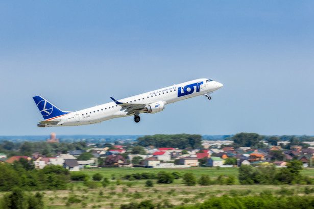 Pierwszy Dreamliner LOT-u wystartował z pasażerami z Newark w niedzielę o godz. 19.25 czasu miejscowego i wylądował w Jasionce w poniedziałek po godz. 10.