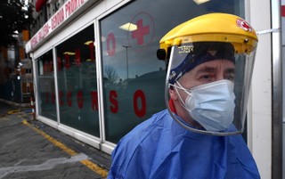 Noworoczna fala COVID-19 bardziej jak tsunami