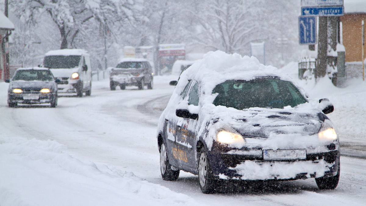 Od wczorajszego wieczora na terenie województwa łódzkiego doszło do dwóch wypadków, w których zginęły dwie osoby. Warunki na drogach są wyjątkowo trudne, jezdnie są zaśnieżone i śliskie, policja apeluje o ostrożność.