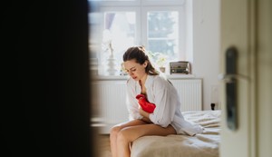 Pojava tamnih ugrušaka tokom menstruacije može biti normalna, ali i znak hroničnih ginekoloških oboljenja kao što je endometrioza