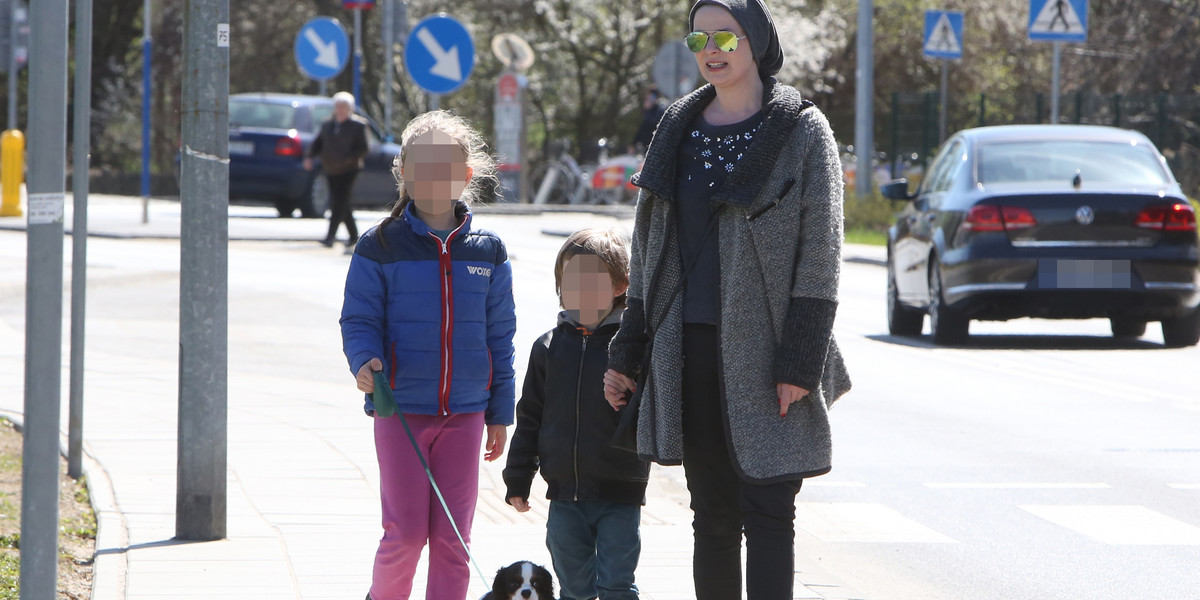 Aneta Todorczuk Perchuć z dziećmi i psem na spacerze