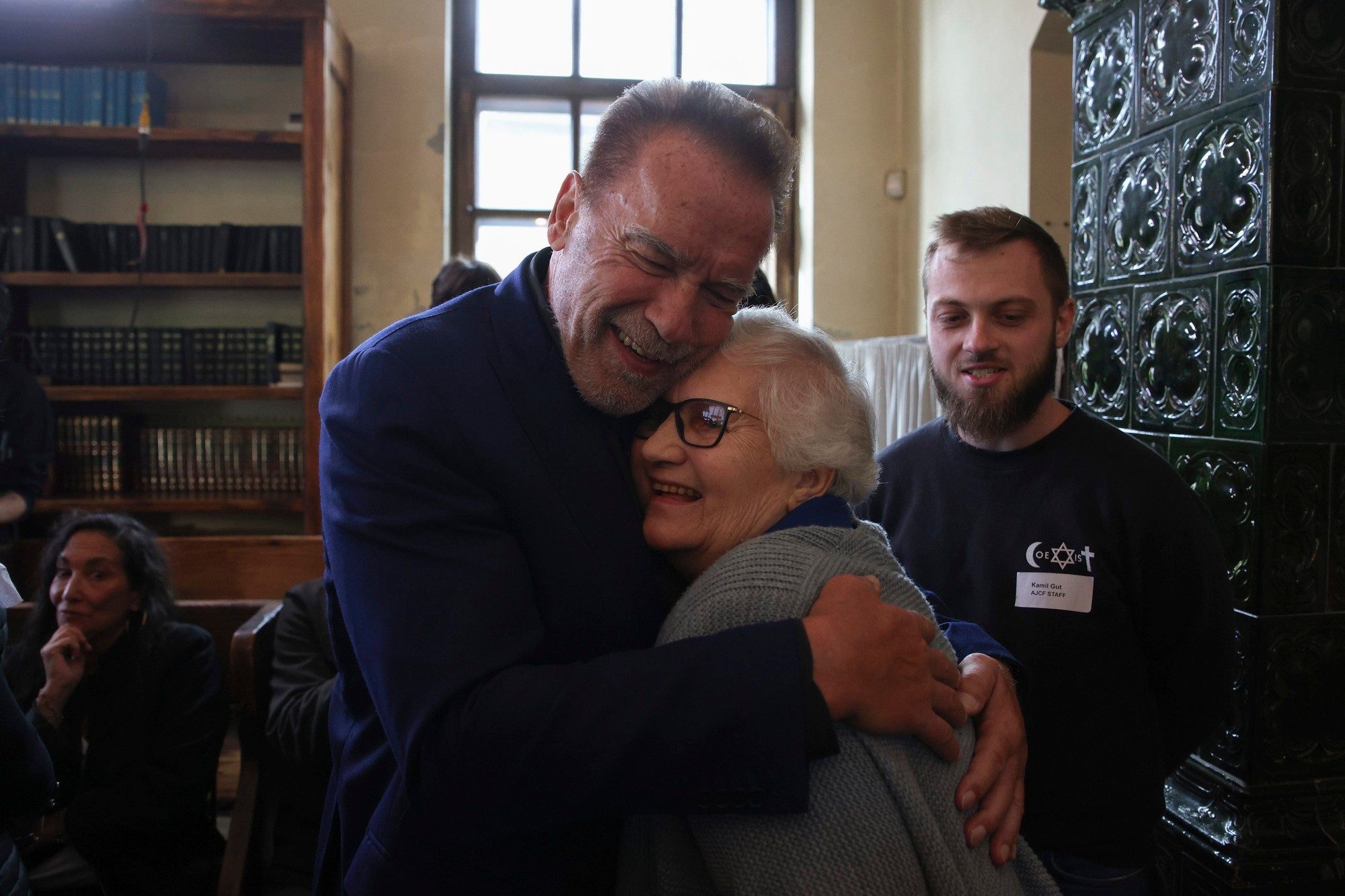 Arnold Schwarzenegger objíma ženu, ktorá prežila holokaust.