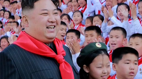 Elkészült Észak-Korea első nagy popslágere: így buliznak a diktatúrában élők, miközben éltetik a vezetőjüket – videó