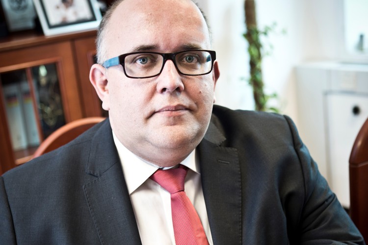 <strong>15. Wojciech Wiewiórowski</strong>
<br></br>europejski inspektor ochrony danych<br></br>
Obok komisarza do spraw rolnictwa to jedyny Polak zajmujący tak wysoką pozycję w strukturach Unii Europejskiej. Dr Wojciech Wiewiórowski objął w 2019 r. stanowisko europejskiego inspektora ochrony danych.
<br></br>
EIOD odgrywa podwójną rolę. Po pierwsze zajmuje się nadzorem nad przetwarzaniem danych osobowych w unijnych instytucjach czy agencjach. Drugim jego zadaniem jest opiniowanie aktów prawnych tworzonych w UE. Rozporządzenie, dyrektywa, decyzja czy nawet wewnętrzna regulacja zawsze muszą trafić na biurko EIOD, który ocenia ją pod względem zgodności z przepisami o ochronie danych osobowych.
<br></br>
O stanowisko EIOD ubiegało się dwóch innych kandydatów – Yann Padova, szef ochrony danych w paryskim oddziale kancelarii Baker McKenzie, oraz Endre Győző Szabó, wiceszef węgierskiego organu ochrony danych osobowych. Polak zdobył jednak nad nimi dużą przewagę. Podczas przesłuchań mówił, że jego marzeniem jest sprawiedliwy świat, w którym praworządność i godność ludzka znajdują się w centrum uwagi. Podkreślał jednak także potrzebę szanowania różnorodności kulturowej i prawnej Europejczyków. 
<br></br>
SW