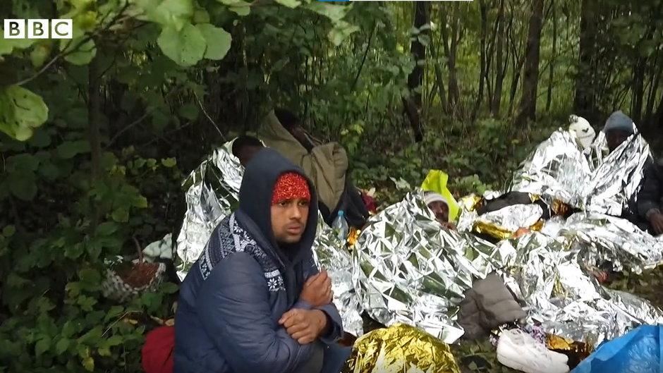 Migranci w lesie w pobliżu granicy polsko-białoruskiej