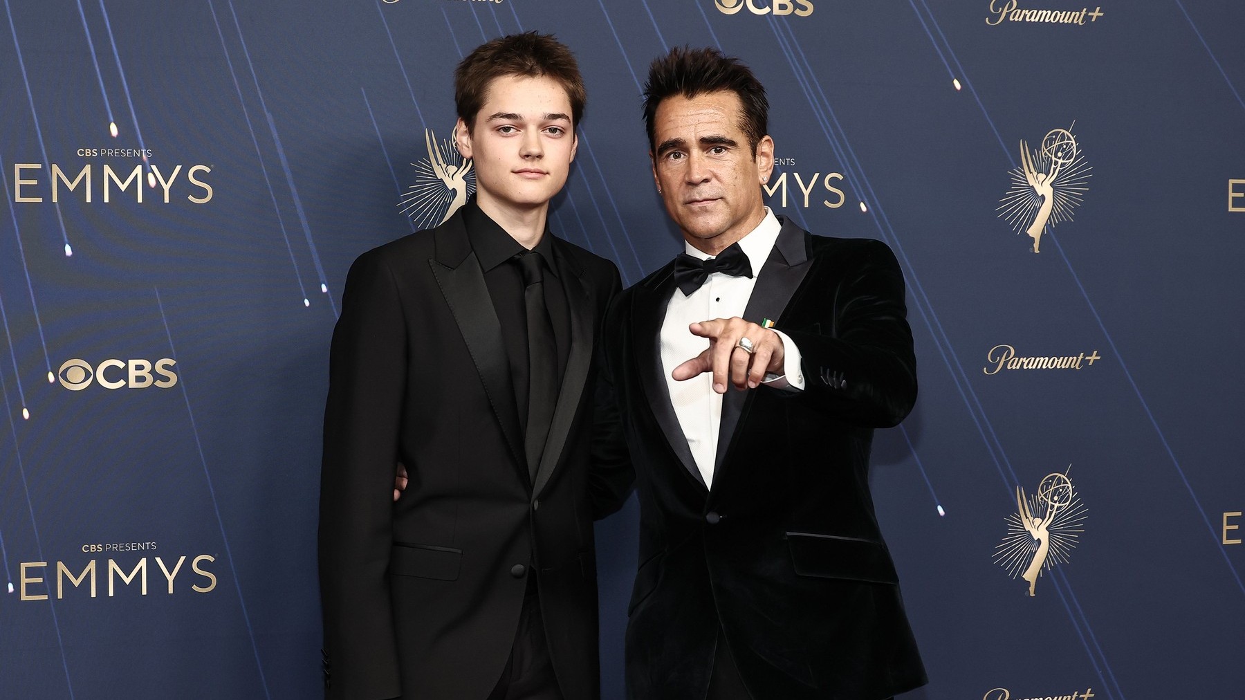 Colin Farrell na červenom koberci odovzdávania cien Emmy v spoločnosti syna Henryho. 14. 9. 2025.