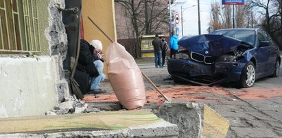 Kierowca BMW wjechał w sklep