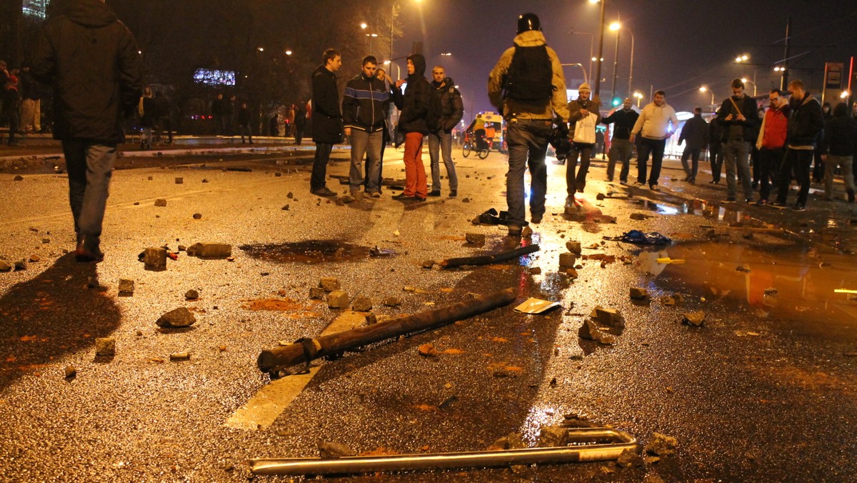 Na blisko 90 tys. złotych wyliczone zostały straty po wtorkowych burdach i starciach z policją, do jakich doszło podczas Marszu Niepodległości. Władze stolicy właśnie podsumowały zniszczenia po zamieszkach. Ratusz chce obciążyć kosztami organizatorów marszu.