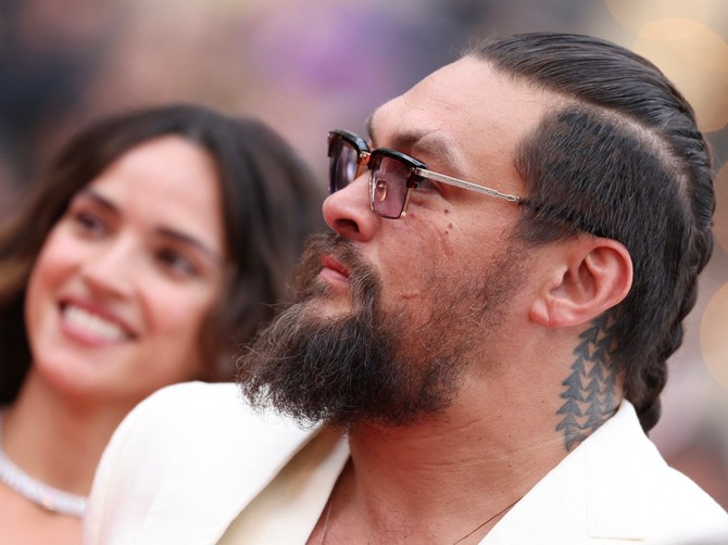 Džejson Momoa na crvenom tepihu Kanskog festivala sa novom devojkom