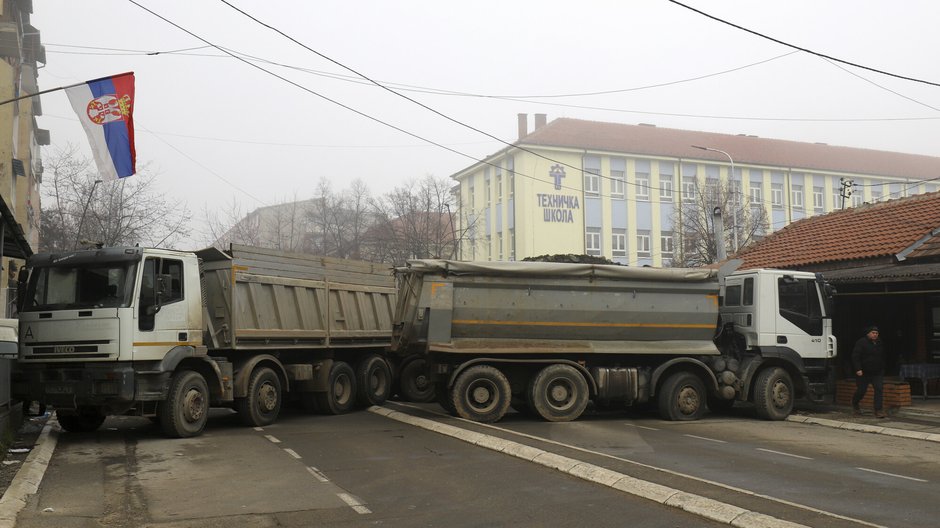 Barykady wzniesione przez Serbów w Kosowie